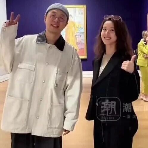 杜海涛晒与章泽天伦敦看展合照,笑容灿烂!奶茶妹妹蓬松卷发超松弛