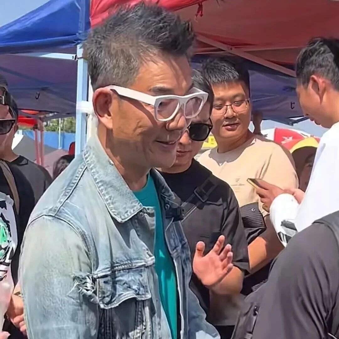任贤齐逛山东大集被网友认出,当地民众:买了面鱼和苹果,偶遇非常激动