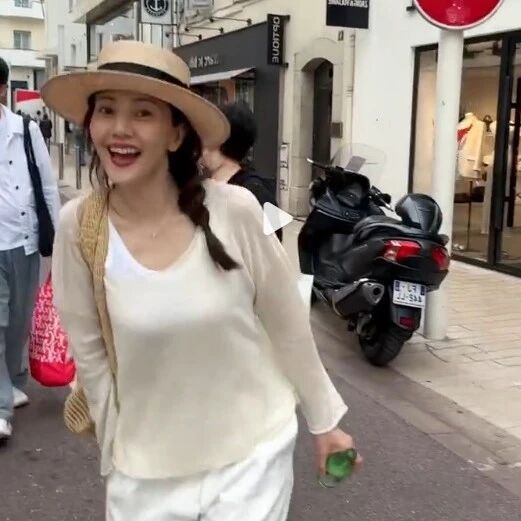 高圆圆在戛纳轧马路!草帽白裙宛如电影画面,太浪漫