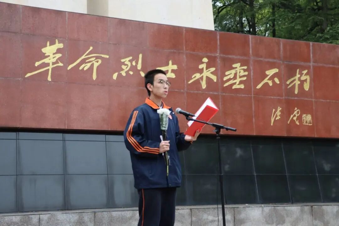 少年暴雨中收起国旗