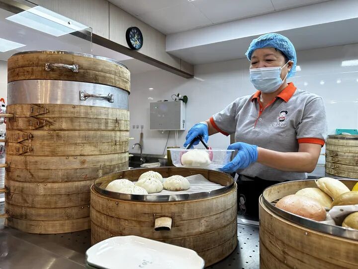 义乌“箱包女王”，昔日资产数亿，破产后卖包子还债