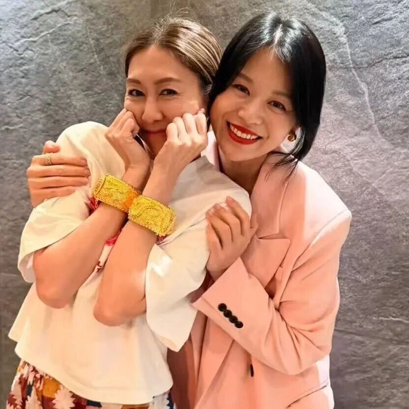 胡杏儿送胡定欣纯金龙凤镯当新婚贺礼,好姐妹说到做到:这份情谊比金价更珍贵