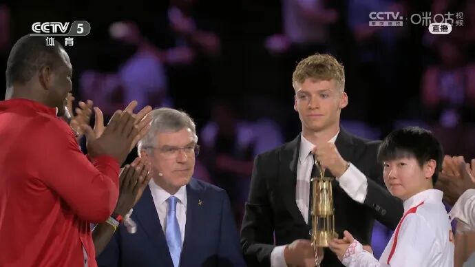 孫穎莎代表亞洲，吹滅奧運圣火！閉幕式這些瞬間刷屏