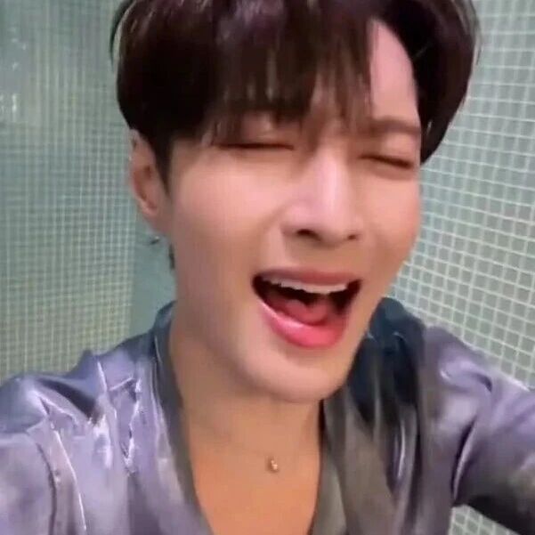 张艺兴穿睡衣唱《大东北我的家乡》,飙高音穿透力超强