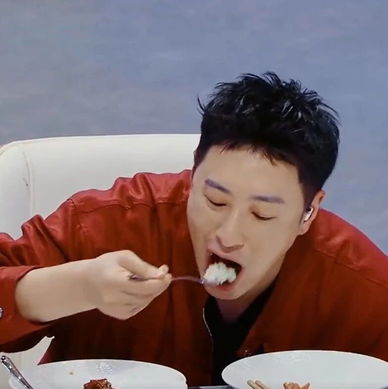 潘玮柏沉迷美食猛加餐:没吃饱也没吃够,导演紧急叫停!网友:看他吃饭给我香迷糊了
