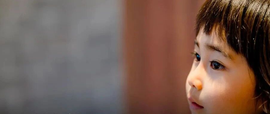 夫妻民政局离婚，孩子悄悄在柜台上写了一句话，看哭无数人……