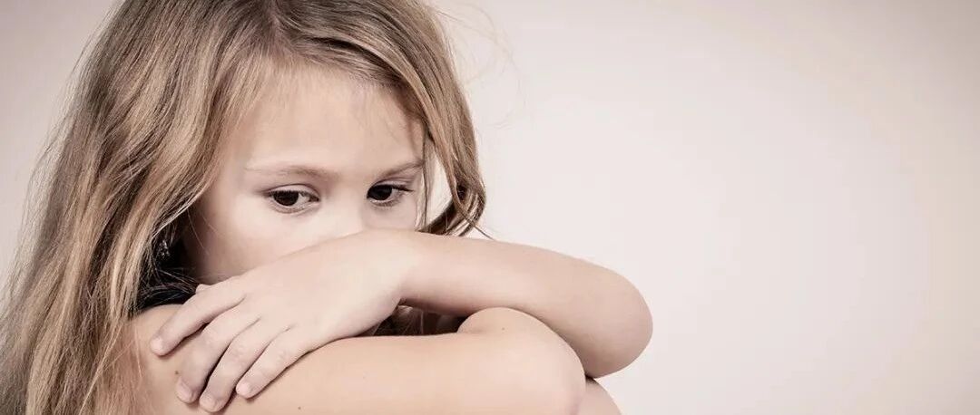 你骂孩子，他不会停止爱你，但他会放弃爱自己。