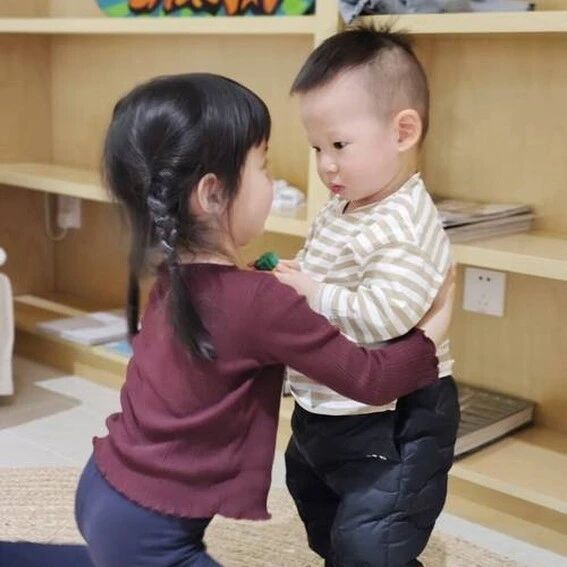 张梓琳哈尔滨度假,否认怀三胎,10岁女儿穿着她衣服,母女像姐妹