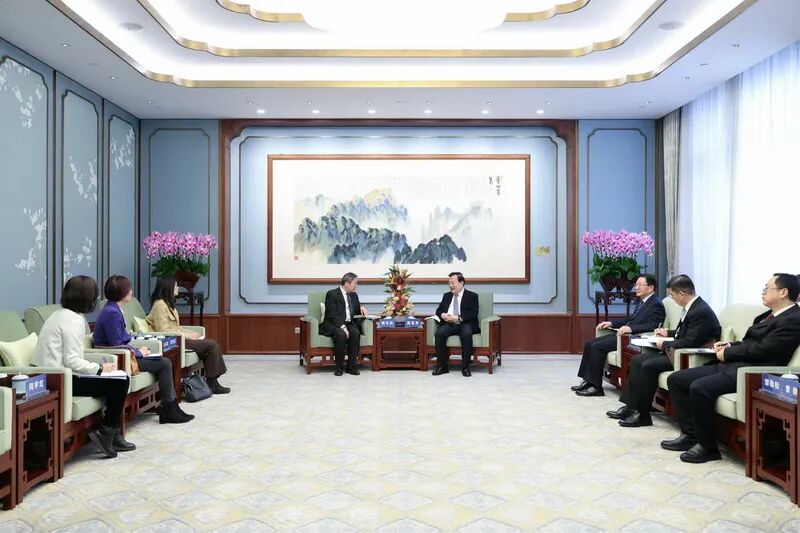 夏寶龍會見香港證監會主席黃天祐、行政總裁梁鳳儀一行