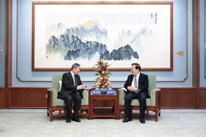 夏寶龍會見香港證監會主席黃天祐、行政總裁梁鳳儀一行