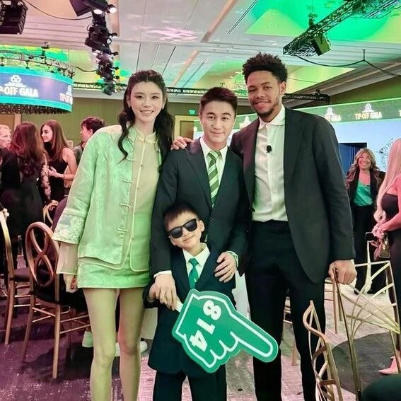 奚梦瑶夫妇带儿子出席晚宴,5岁何广燊身高优越,正脸很像何猷君