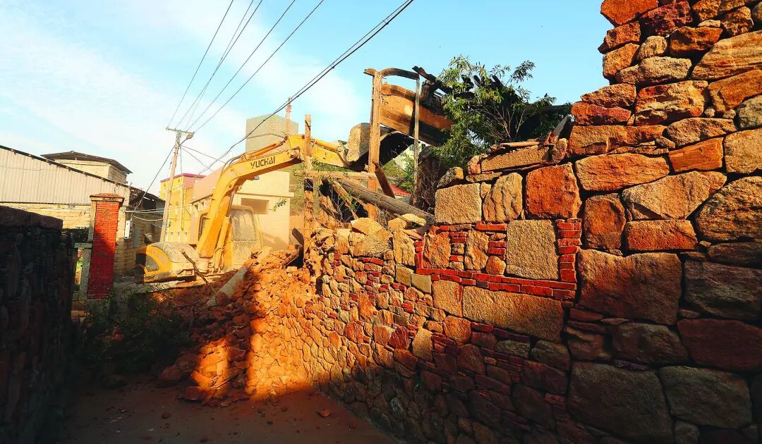 万典律师告诉你强拆过程中，公安机关什么时候需要承担责任？