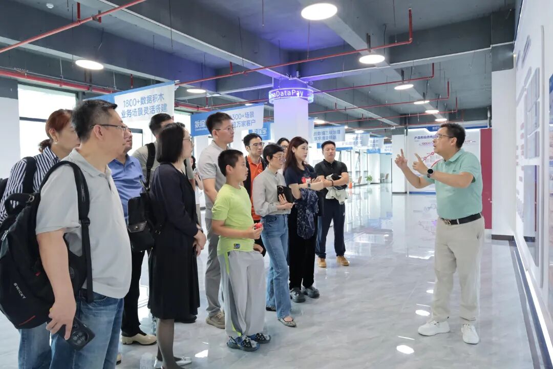 汤总讲解文化墙.jpg