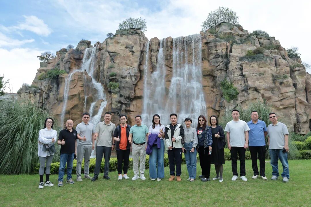 户外假山前合影.jpg