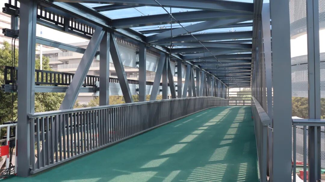 该天桥采用铝合金材质,总体造型轻盈优美,坚固耐用,因铝合金耐腐蚀性