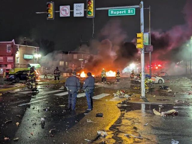 至少6人死亡！美国再次发生空难，一医疗飞机起飞后坠入居民区爆炸，多栋住宅起火（视频/组图） - 3