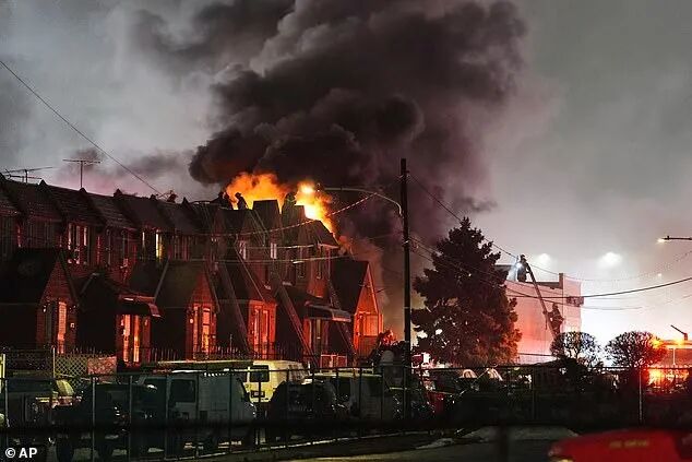至少6人死亡！美国再次发生空难，一医疗飞机起飞后坠入居民区爆炸，多栋住宅起火（视频/组图） - 2