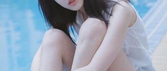 张慧雯的美足,泳池自然美拉满!