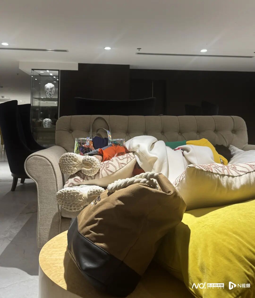 徐女士和妈妈将行李搬到酒店大堂睡觉。受访者供图