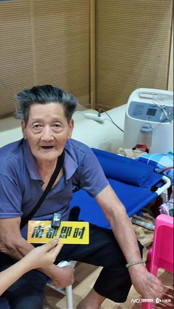 林伯带着呼吸机来到安置点。南都N视频记者 杨婷 摄
