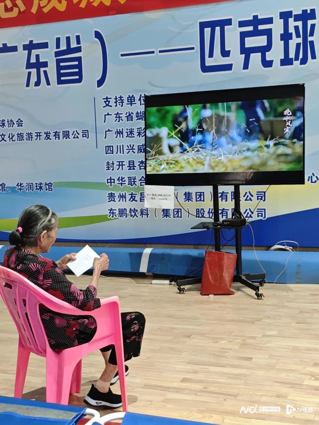 伍阿婆在安置点。南都N视频记者 周敏萱 摄