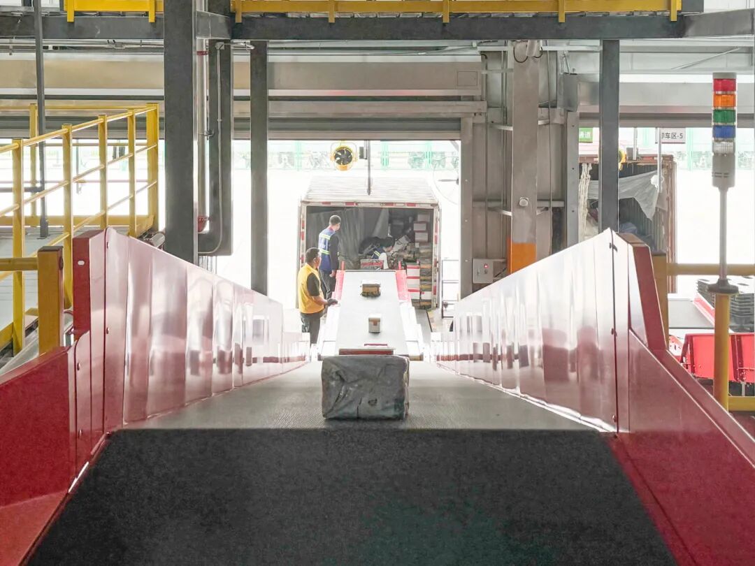 "顺丰集团衢州运输有限公司柯城中转场运营主管占海斌说,之前在东港中