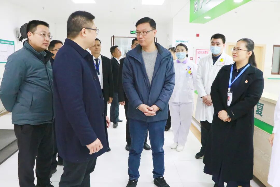 李亚旭到封开县人民医院调研三级医院建设工作