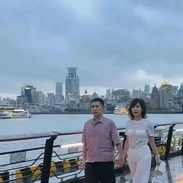 刘嘉玲牵着梁朝伟逛外滩:刘嘉玲穿着时尚,把影帝比得像“跟班”