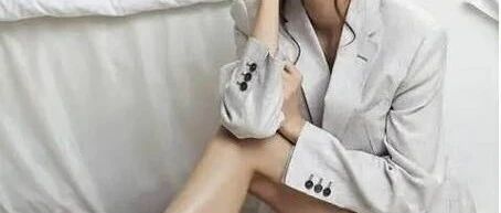 韩彩英直播带货态度敷衍!医美过度眼神涣散,满屏都是吐槽!