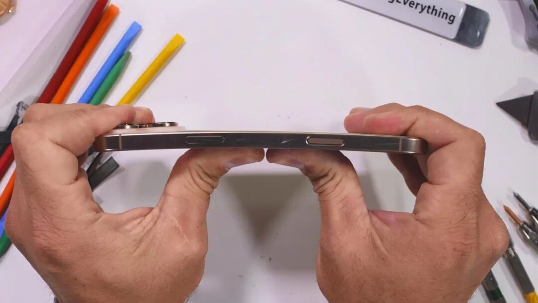 iPhone16ProMax耐用测试：把全体果粉都看傻了！