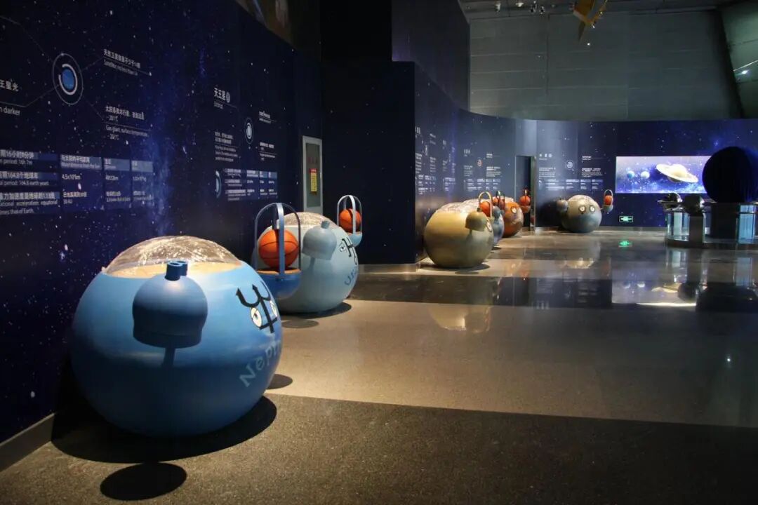 b馆2层有宇宙剧场和4d剧场,沉浸式体验非常好,建议看《迷离的星际》