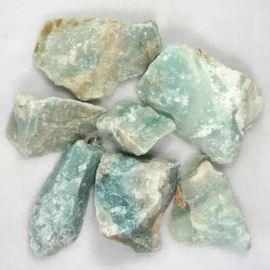 这个“蓝色石头”神似翡翠，价格却只有十分之一……