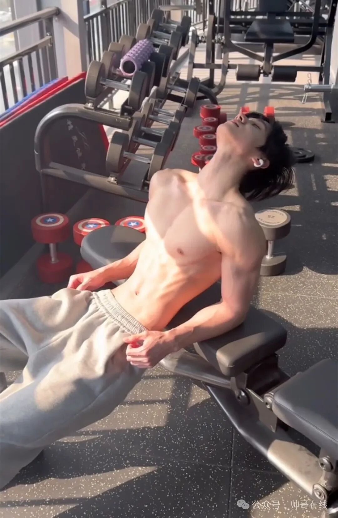 白天少年感晚上练肌肉，男大体育生弟弟来了！