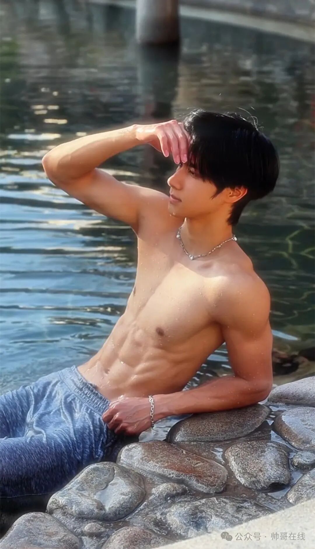 白天少年感晚上练肌肉，男大体育生弟弟来了！