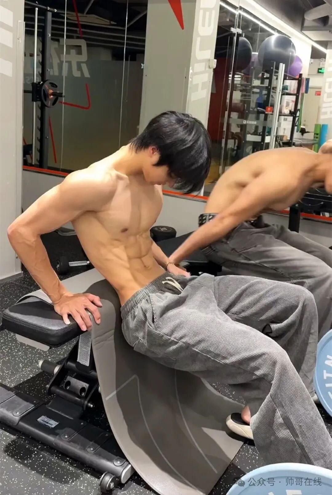 白天少年感晚上练肌肉，男大体育生弟弟来了！