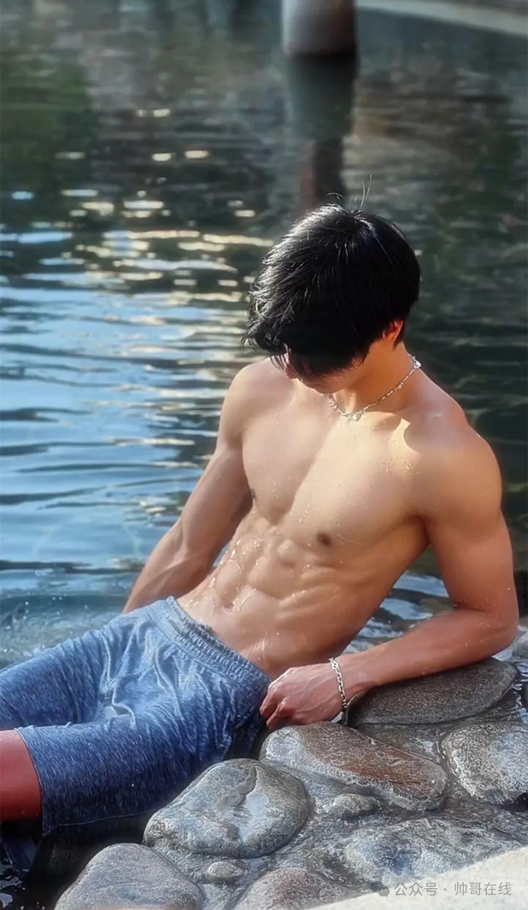 白天少年感晚上练肌肉，男大体育生弟弟来了！