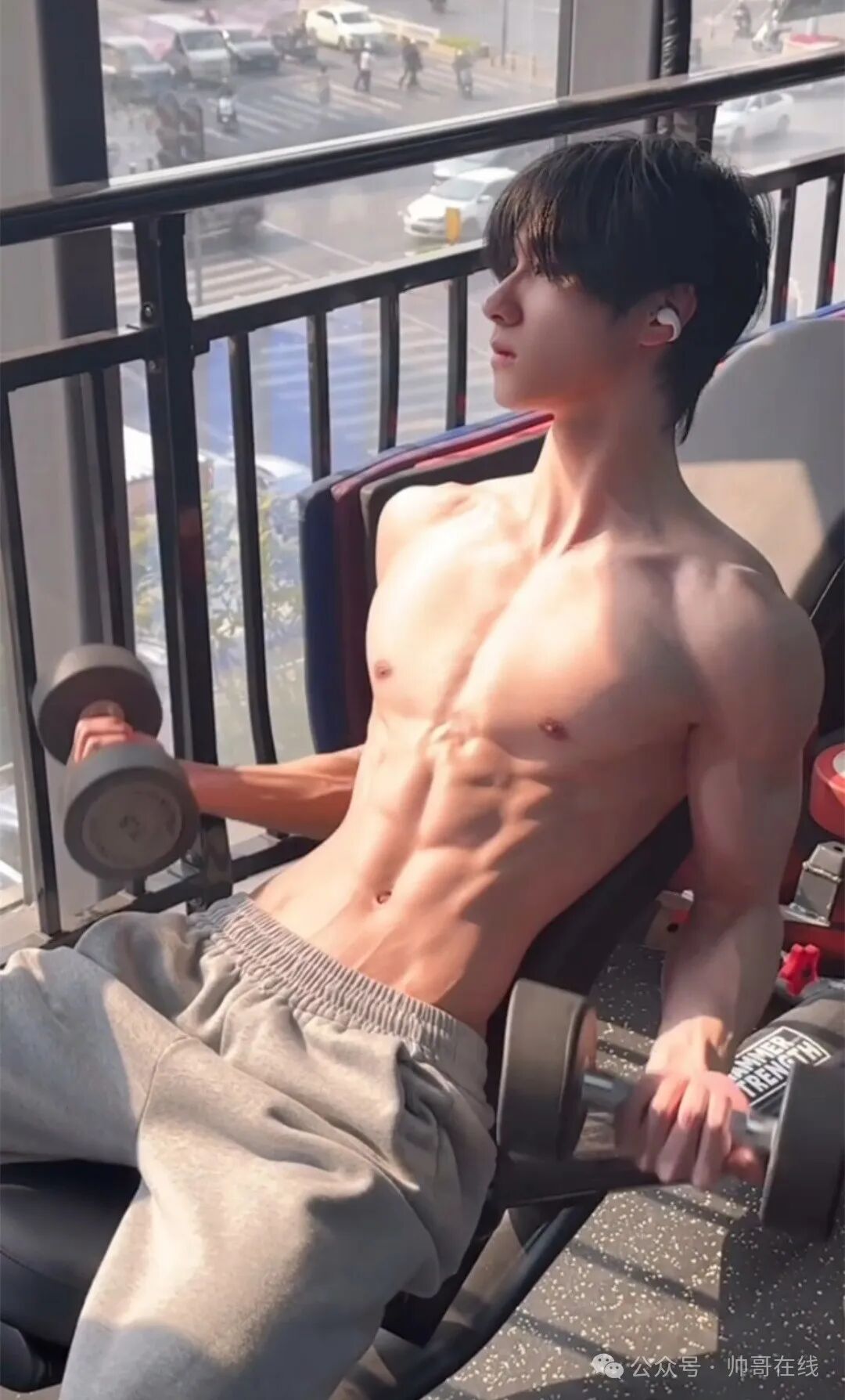 白天少年感晚上练肌肉，男大体育生弟弟来了！