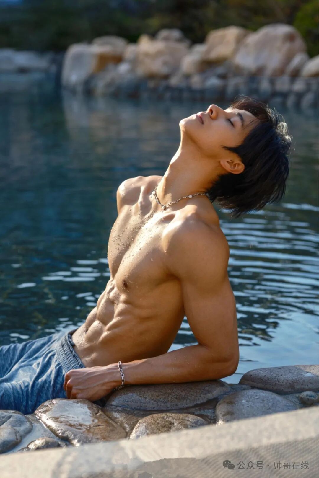 白天少年感晚上练肌肉，男大体育生弟弟来了！