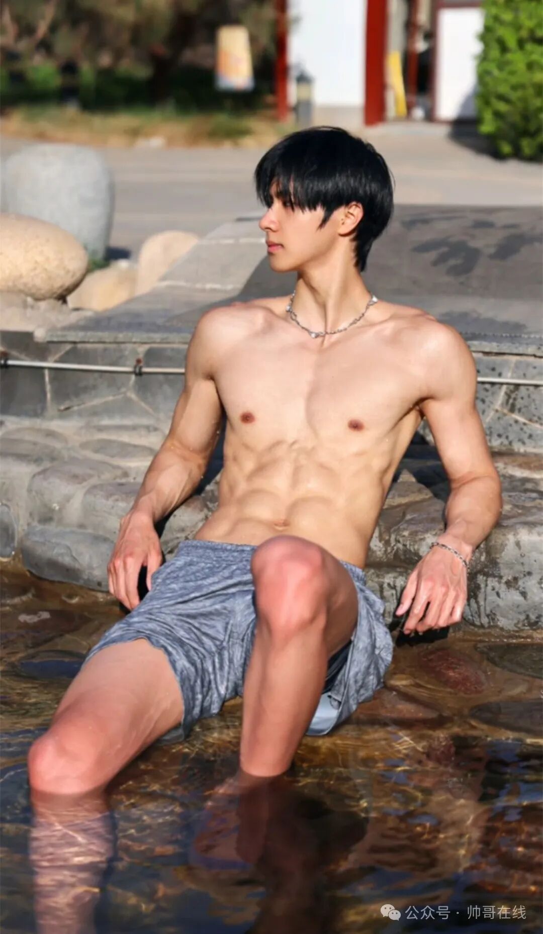 白天少年感晚上练肌肉，男大体育生弟弟来了！