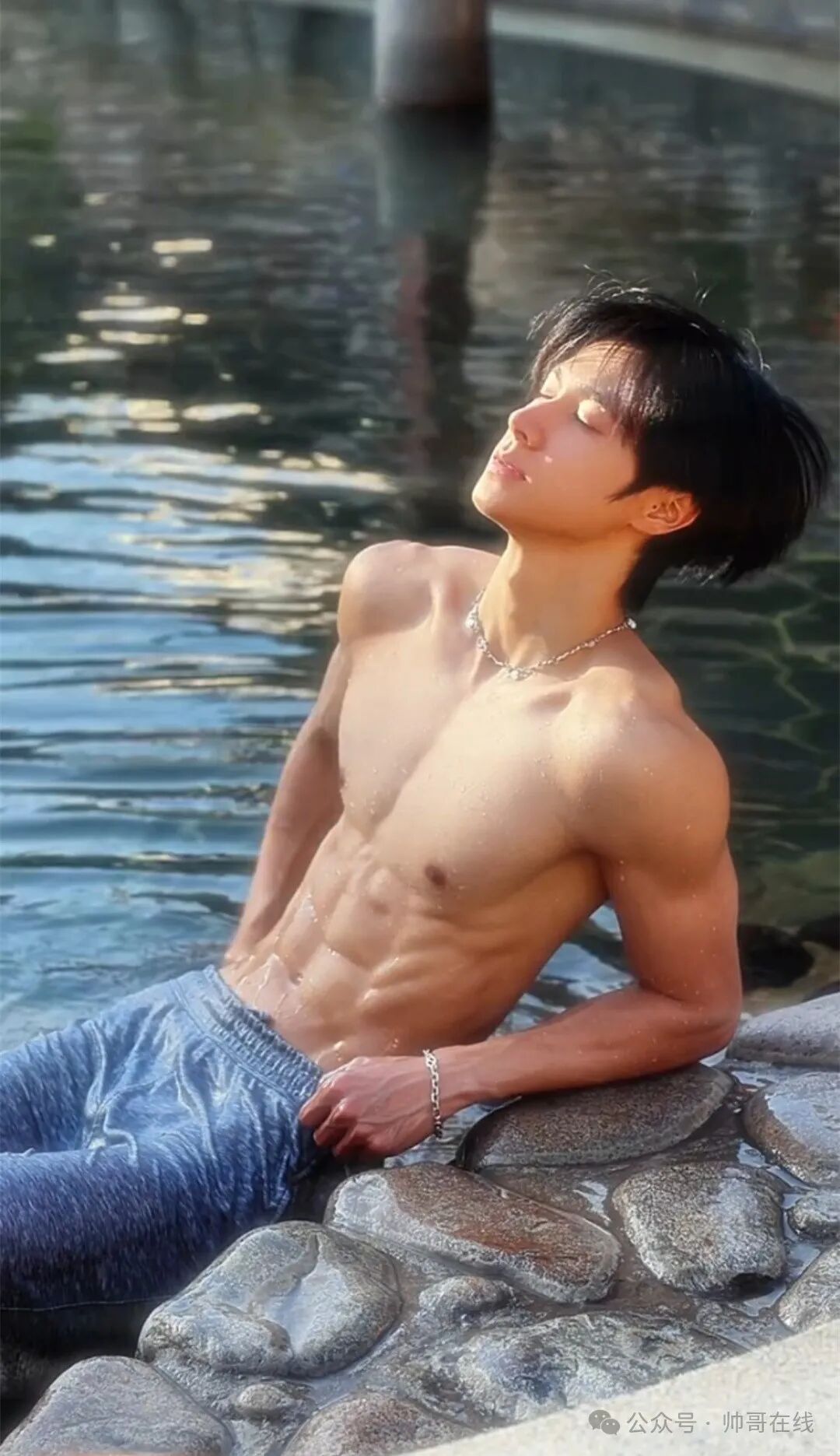 白天少年感晚上练肌肉，男大体育生弟弟来了！