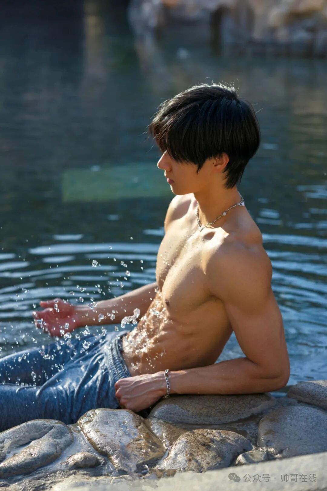 白天少年感晚上练肌肉，男大体育生弟弟来了！