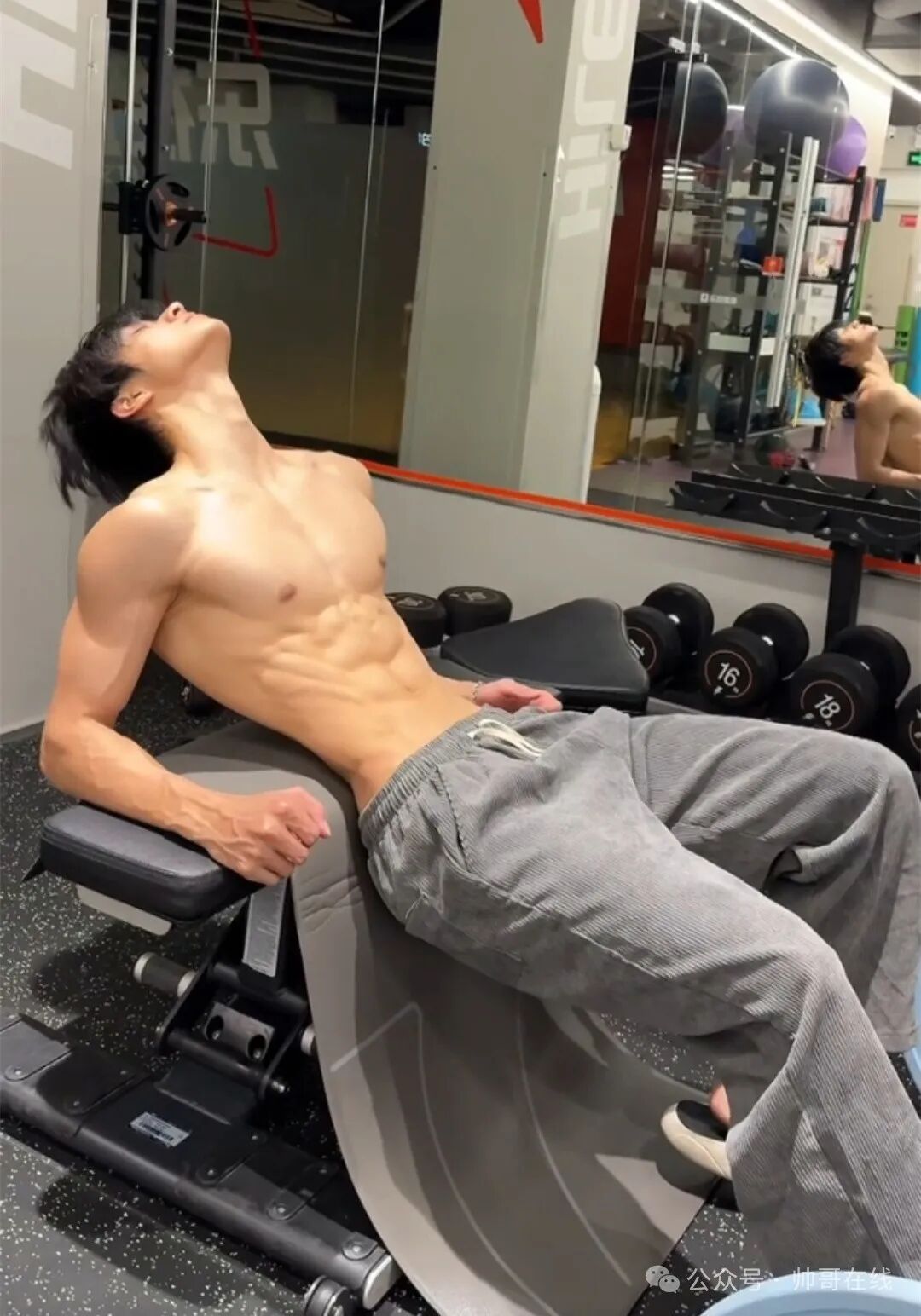 白天少年感晚上练肌肉，男大体育生弟弟来了！