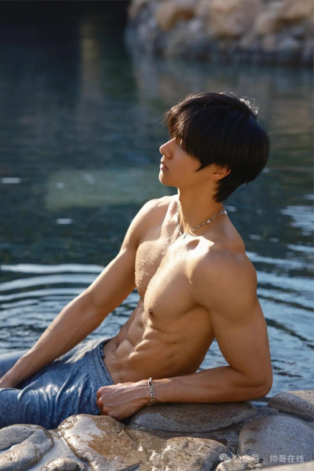 白天少年感晚上练肌肉，男大体育生弟弟来了！