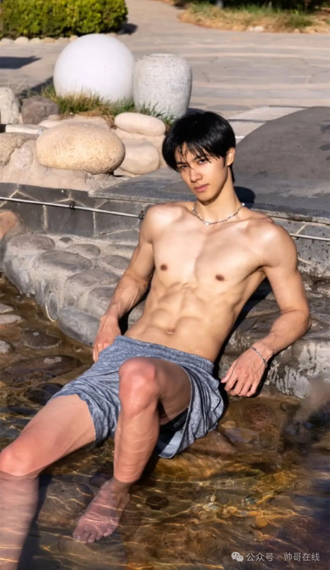 白天少年感晚上练肌肉，男大体育生弟弟来了！