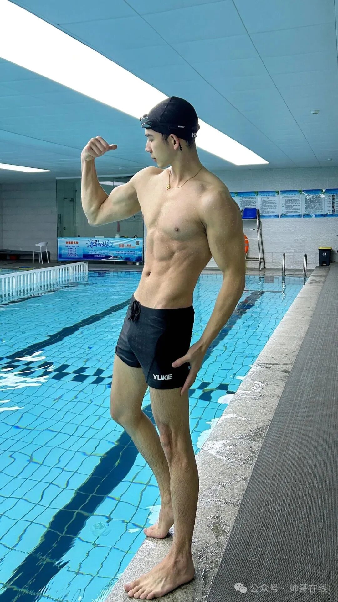 海边薄肌运动小帅哥，小肌肉线条绝绝子啊！