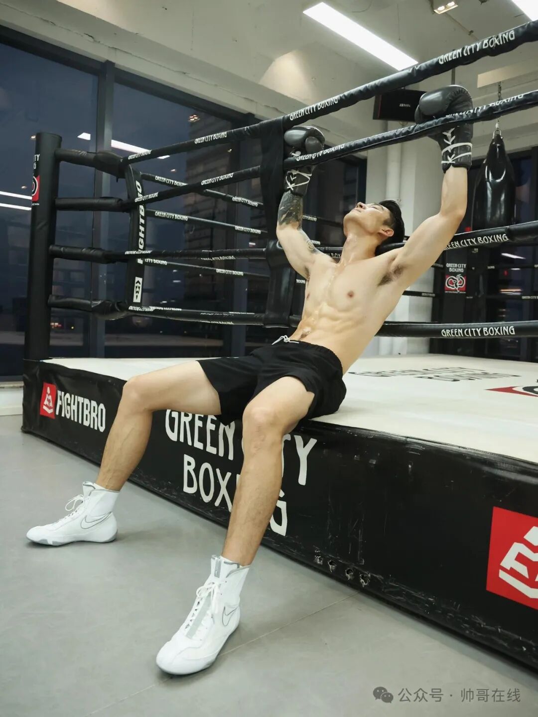 拳击场上的肌肉奶爸，完美型男气质！