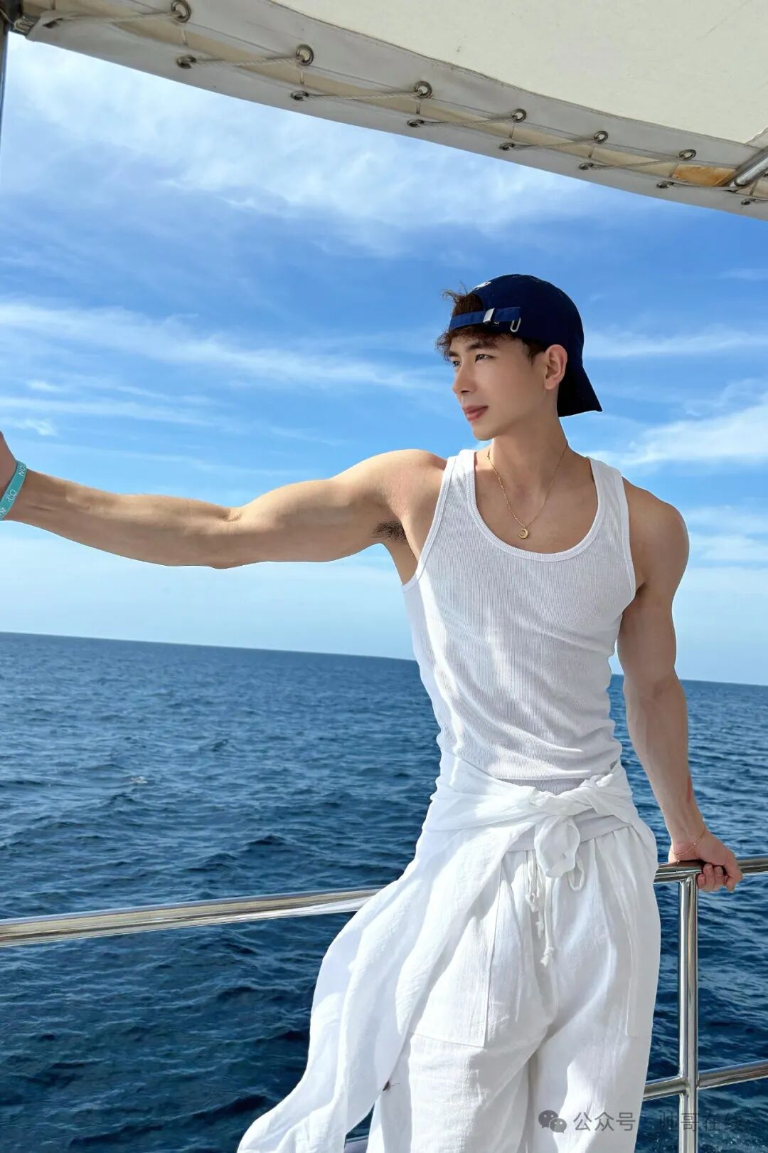 海边薄肌运动小帅哥，小肌肉线条绝绝子啊！