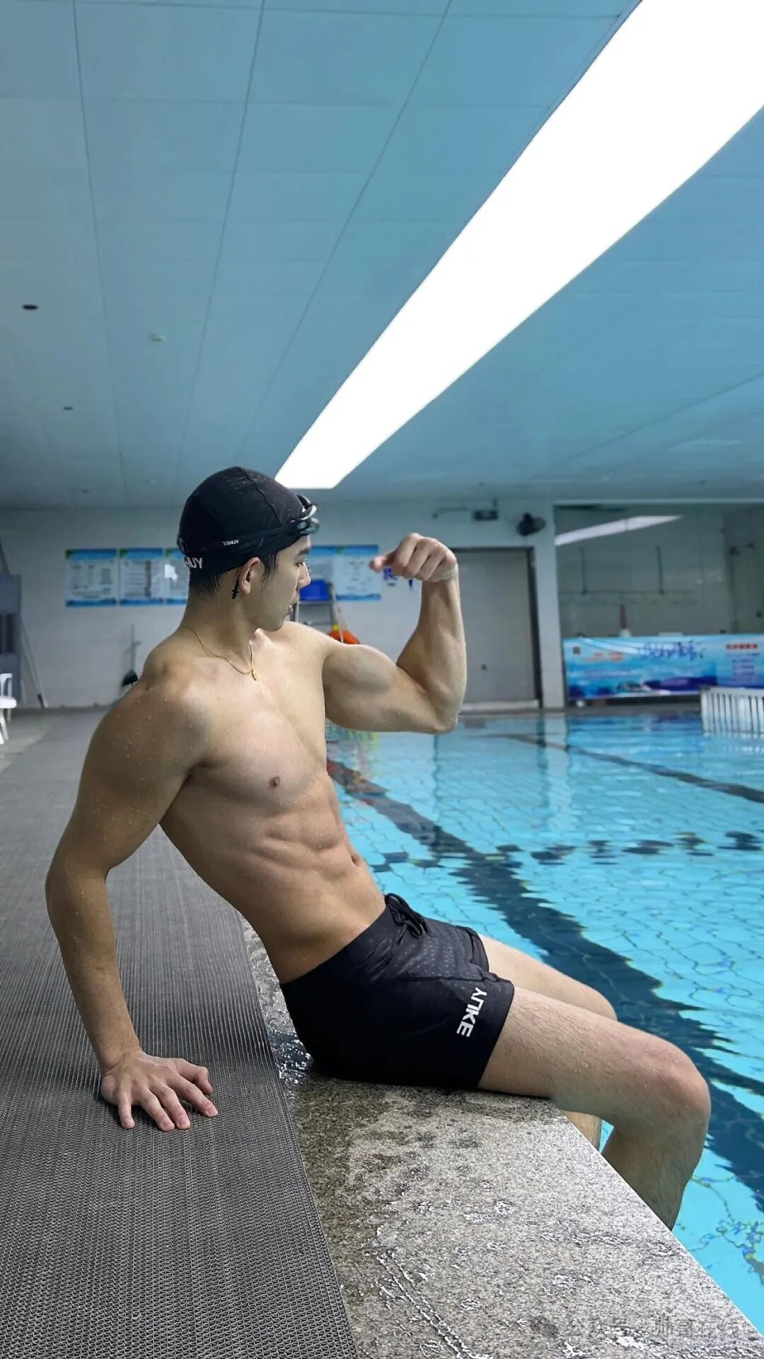 海边薄肌运动小帅哥，小肌肉线条绝绝子啊！