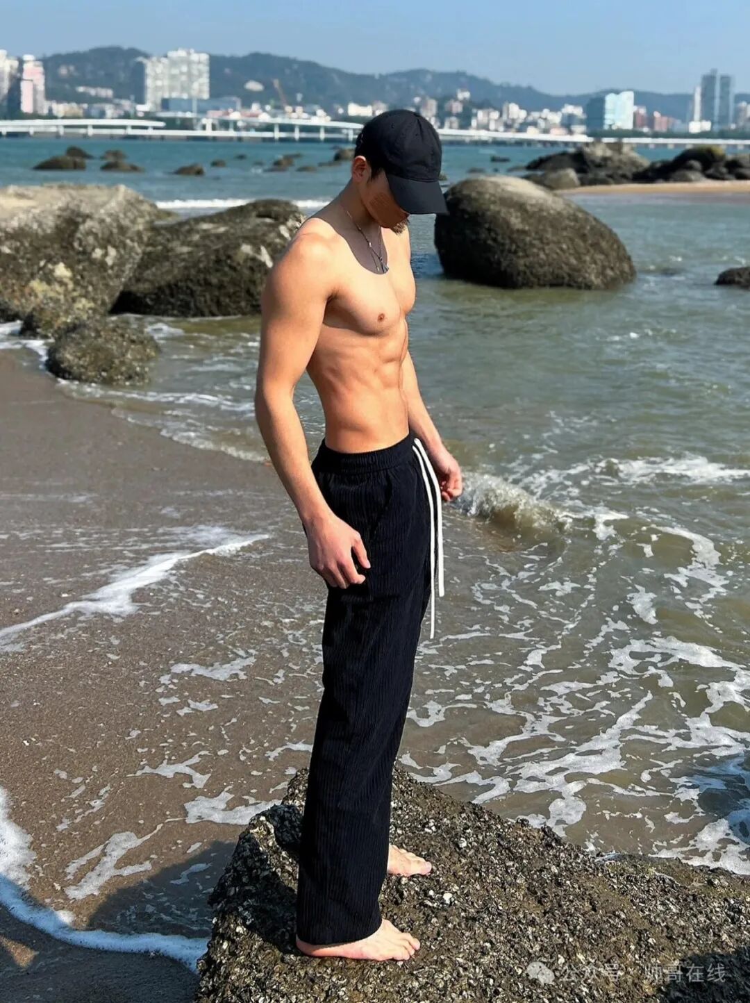 海边薄肌运动小帅哥，小肌肉线条绝绝子啊！