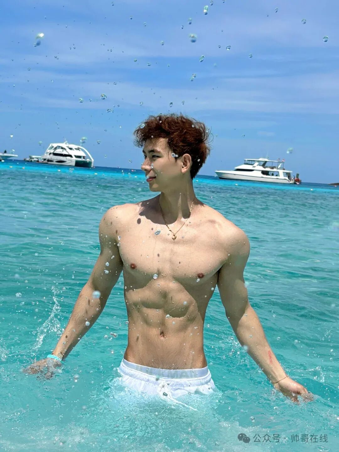 海边薄肌运动小帅哥，小肌肉线条绝绝子啊！